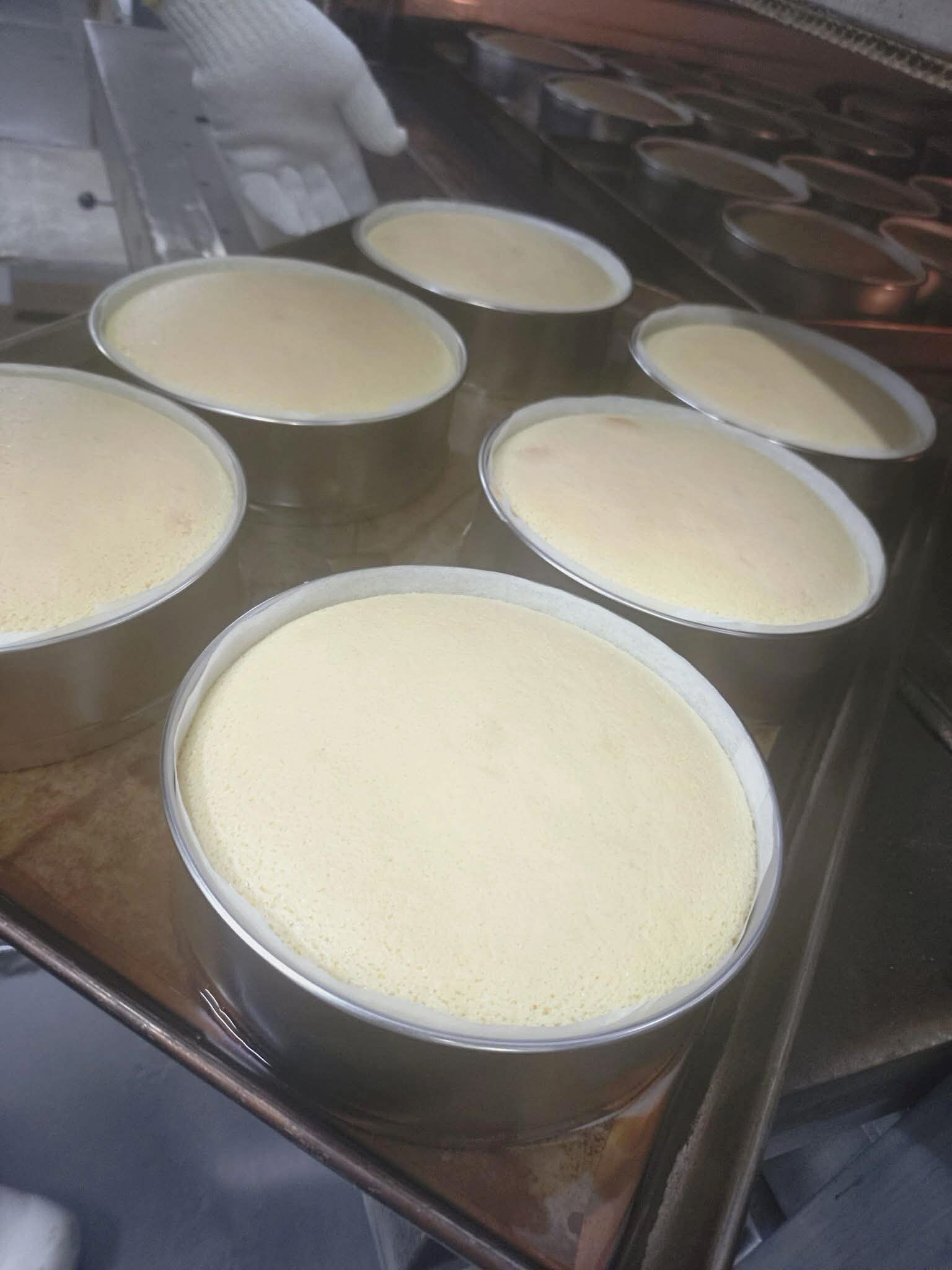 焼成前のスフレチーズケーキが並ぶ様子