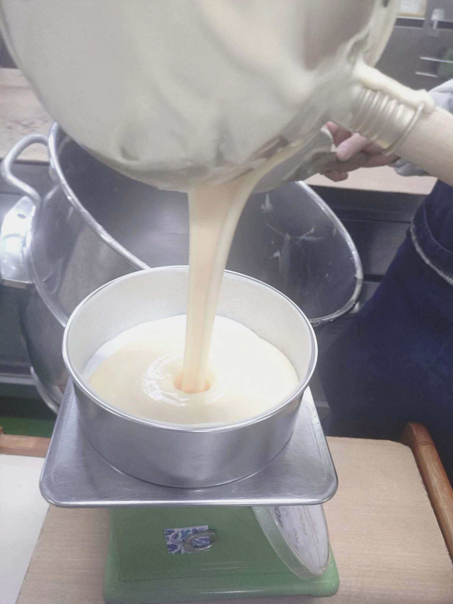 生地をケーキ型へ流し入れる工程